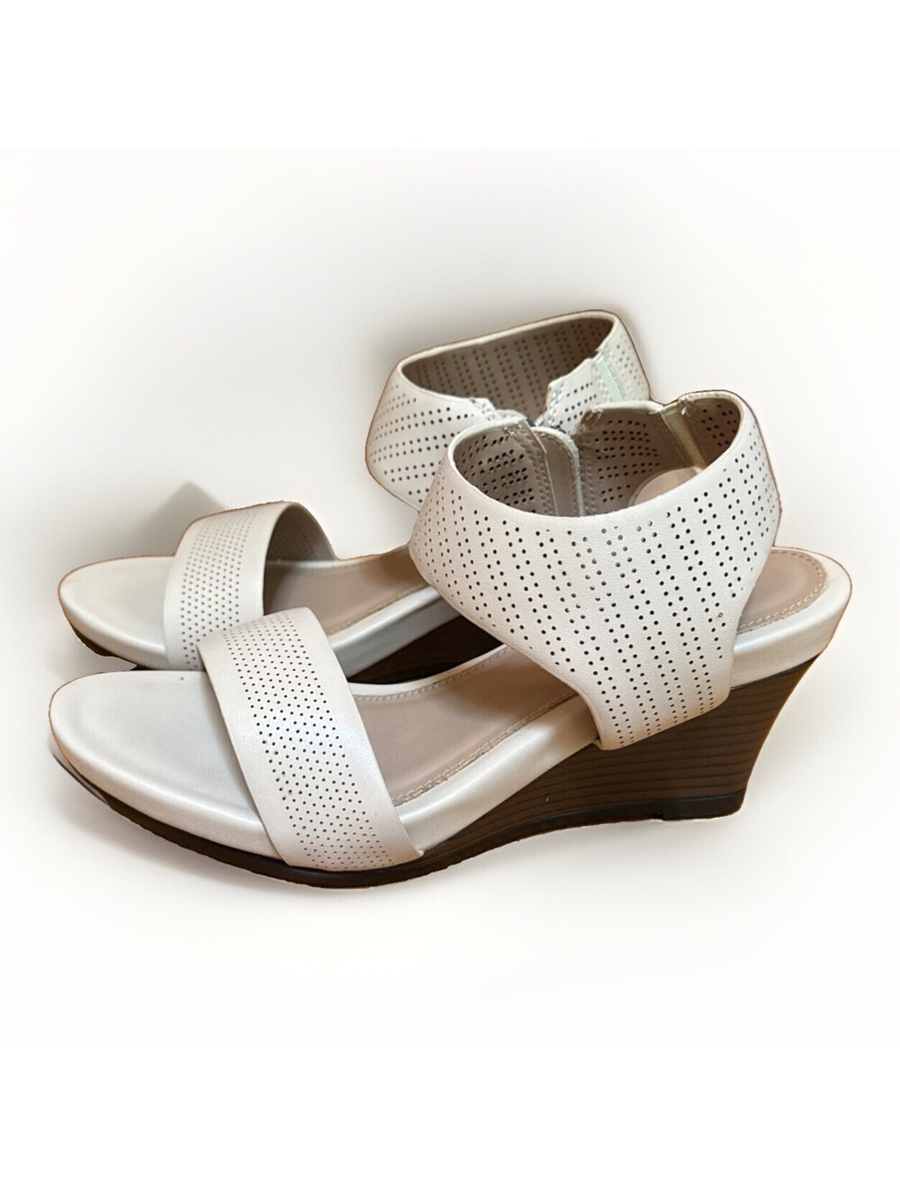NEW Bata Wedge Heel Beige Sandals Women’s Size 37 US 6.5